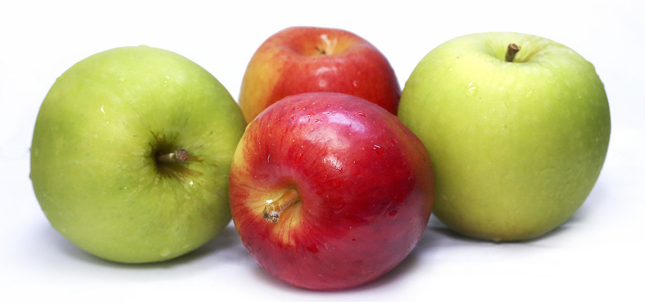 True apple. Золотой Грин яблоко. Зелёные яблоки против красных. Яблоко vs банан. Loose Apple.
